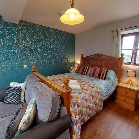 Countryside Retreat: Cosy Room with Fireplace and Balcony Views-2